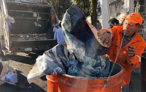 A la cadena de abusos sindicales, trabajadores de limpia en la Ciudad de México deben desarrollar sus actividades sin insumos como guantes.
