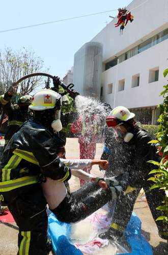 Socorristas simularon ayer un rescate vertical y la atención a una fuga de materiales peligrosos en el Hospital Central de la Cruz Roja.