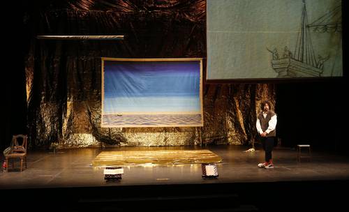 La obra, producida por el Zürcher Theater Spektakel, de Suiza, la compañía Lagartijas Tiradas al Sol y Teatro UNAM, tendrá seis funciones a partir de hoy en el Teatro Juan Ruiz de Alarcón del CCU. En la imagen, una escena del proyecto Tiburón.