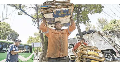  Trabajadores de limpia participan en este tipo de negocio al separar los residuos sólidos y venderlos. Foto Luis Castillo