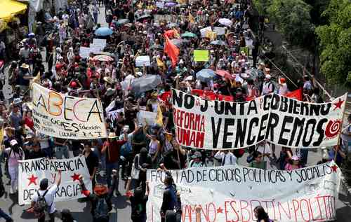 Estudiantes de varios planteles de la UNAM y otras instituciones de educación superior marcharon ayer del Zócalo capitalino a la Cámara de Diputados para exigir que las autoridades federales otorguen más presupuesto al sector y no se corten recursos al Programa de Becas Elisa Acuña. Legisladores de la Comisión de Transparencia y Anticorrupción recibieron el pliego petitorio de los jóvenes y prometieron llevarlo al pleno en los próximos días, así como enviarlo a la Presidencia de la República y diversas secretarías de Estado. Encabezados por la morenista Cecilia Márquez, los legisladores se comprometieron a reunirse con los inconformes el 2 de mayo en un foro del Congreso con cupo máximo para 300 personas.