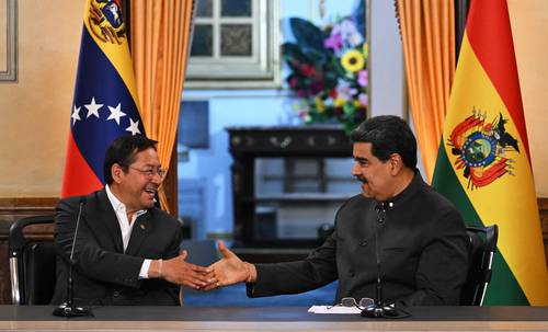 Los presidentes de Venezuela y Bolivia, Nicolás Maduro (derecha en la imagen) y Luis Arce, respectivamente, firmaron ayer más de una docena de acuerdos de cooperación judicial, minera, energética, comercio, salud, educación, ciencias y transporte aéreo, entre otros, como muestra de su voluntad de estrechar vínculos durante la visita del mandatario boliviano a territorio venezolano. Por otro lado, el fiscal general de Venezuela, Tarek William Saab, anunció que Leoner Azuaje Urrea, detenido por corrupción, murió en una prisión. “He comisionado a los fiscales para investigar el lamentable suicidio del ex funcionario”, escribió Saab en Twitter. Azuaje Urrea, de 39 años, ex presidente de la estatal Cartones de Venezuela.