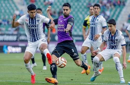 Néstor Vidrio, de los Cañoneros, disputa el esférico con Gustavo Sánchez, de los Rayados.