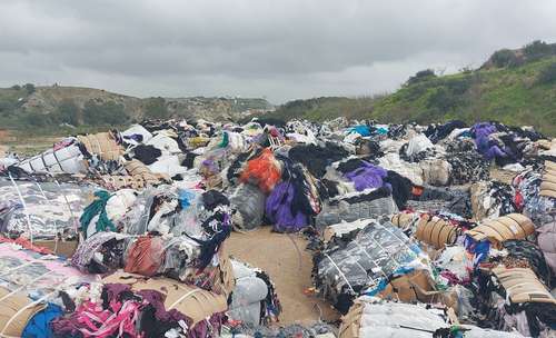  En la región se producen al año unas 2 mil 500 toneladas de basura. En la imagen, vertedero ilegal de desechos textiles en Cádiz, España. Foto Europa Press