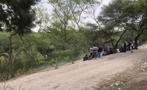 Indocumentados intentan cruzar el río Bravo desde Matamoros, Tamaulipas.