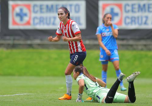 La rojiblanca Carolina Jaramillo (8) tuvo un gran partido ayer, al asistir en el primer tanto de Alicia Cervantes y después marcar el segundo en el triunfo 2-0 del Guadalajara.