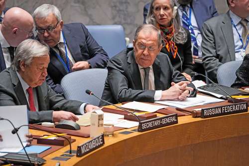 El secretario general de la ONU, Antonio Guterres (a la izquierda), y el canciller ruso, Serguei Lavrov, ayer en una sesión del Consejo de Seguridad.