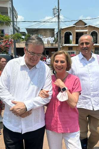 El canciller Marcelo Ebrard, Beatriz Gutiérrez Müller y el gobernador Carlos Manuel Merino participaron ayer en el encuentro Fandango por la Lectura Tabasco-Alemania, en Tamulté de las Sabanas.