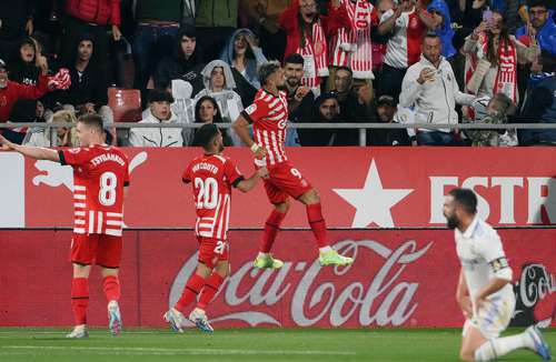 El argentino Castellanos (en el aire) tuvo ayer una noche de ensueño y sus compañeros TsyganKov y Yan Couto acuden a felicitarlo, frente a un abatido Benzema.