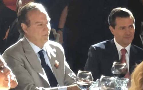 Juan Collado y Enrique Peña Nieto, durante la boda de la hija del abogado, en 2019. Imagen tomada de Youtube.