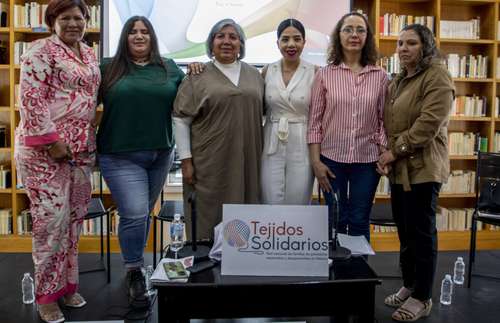 De izquierda a derecha, Mirna Nereida Medina, rastreadora en Sinaloa; Tania Valdez y Griselda Triana, hija y esposa de Javier Valdez, respectivamente; Sara Mendiola, directora de Propuesta Cívica; Brissa Breach Velducea, hermana de Miroslava Breach Velducea, y Estela Méndez, esposa del periodista desaparecido Ramón Ángeles Zalpa, de Paracho, Michoacán, durante la presentación de la organización Tejidos Solidarios.