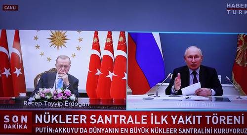 El canal de televisión Herber Turk transmitió la teleconferencia del presidente turco, Recep Tayyip Erdogan (izquierda), y su par ruso, Vladimir Putin, sobre el nuevo complejo atómico de Akkuyu.