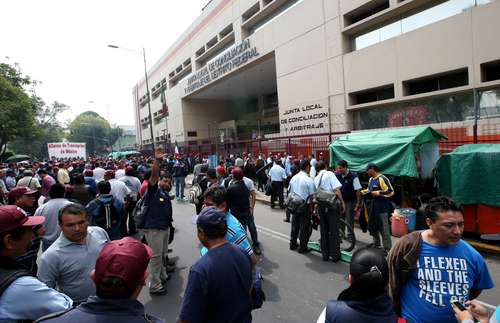  Protesta de trabajadores en la Junta Local de Conciliación y Arbitraje. Foto Alfredo Domínguez