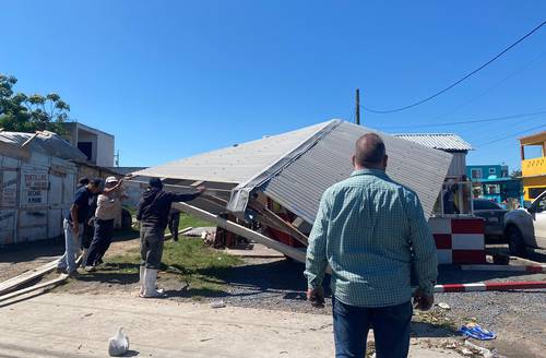 Los vientos generados por la entrada del frente frío 52 en la ciu-dad fronteriza de Matamoros, Tamaulipas, provocaron el desplome de techos, árboles y estructuras de aluminio, así como la interrup-ción de los servicios eléctrico y de telefonía.