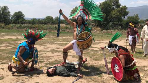 Escena de la obra de una batalla entre mexicas y españoles, en un predio cercano al sitio.