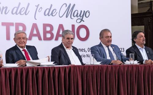 Carlos Aceves del Olmo, de la CTM; Rodolfo González Guzmán, de la CROM, y Napoleón Gómez Urrutia, del Sindicato Minero, estuvieron entre los invitados a la conmemoración en Palacio Nacional por el Día del Trabajo.