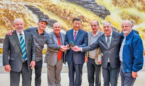 El presidente de Brasil, Luiz Inácio Lula da Silva (derecha), visitó China de 12 al 24 de abril pasados. Estuvo acompañado de João Pedro Stédile (izquierda), líder del Movimiento de los Trabajadores Rurales Sin Tierra. En la imagen aparece al centro su anfitrión el mandatario chino, Xi Jinping, y otros funcionarios .