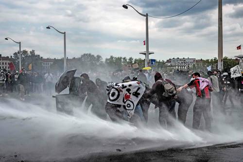 La policía reprimió ayer con cañones de agua a manifestantes en Lyon, Francia.