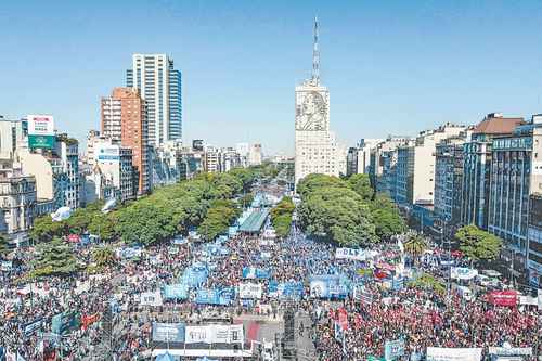 Miles de trabajadores colmaron la Avenida 9 de Julio en Buenos Aires.
