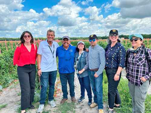 Jon Esformes, dueño de Pacific Tomatoes, primer productor en Florida en firmar un acuerdo con la Coalición de Trabajadores de Immokalee (CIW), y Lucas Benitez, uno de los fundadores de CIW (ambos a la izquierda), con la delegación de chilenos en campos de Florida.