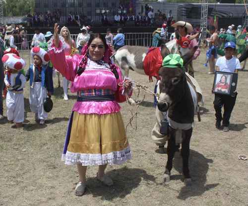 Una concursante caracterizada como la India María posa con su equino en la feria mexiquense.