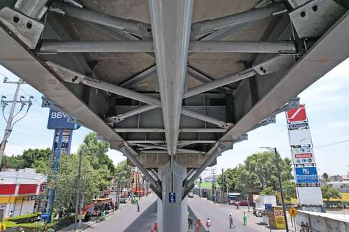 Los trabajos de reforzamiento del tramo elevado de la línea 12 del Metro continuaban ayer en la zona de Tláhuac.