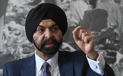 El indoestadunidense Ajay Banga fue confirmado este miércoles como nuevo presidente del Banco Mundial para un mandato de cinco años que comenzará el próximo 2 de junio, en sustitución de David Malpass. El presidente de Estados Unidos, Joe Biden, dijo que Banga ayudará a abordar retos como la reducción de pobreza y el cambio climático. Los directores ejecutivos del banco señalaron que esperan trabajar con Banga en todos los “desafíos que enfrentan los países en desarrollo”.