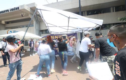 Momento en el que los agresores se llevan una de las carpas, tras aventar sillas y amenazar a los integrantes del comité ciudadano que busca la revocación del alcalde.