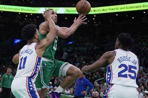 Los Celtics de Boston dieron una paliza a los 76ers de Filadelfia con marcador de 121-87 para emparejar 1-1 la serie semifinal de la Conferencia Este. Jaylen Brown se desbordó con 25 puntos, escoltado con 23 por Malcolm Brogdon (en la imagen con el balón). El astro James Harden apenas sumó 12 y 10 rebotes. El próximo partido al mejor de siete encuentros será mañana en Filadelfia.