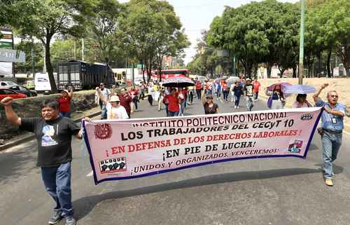 Empleados marcharon ayer a la dirección gene-ral del IPN para exigir la destitución de Alejandra Godoy. Al llegar al lugar se les informó de la renuncia de la funcionaria.