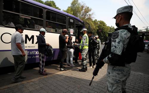 Efectivos de la Guardia Nacional aplicaron el operativo Pasajero Seguro, que tiene como propósito salvaguardar la integridad física y el patrimonio de usuarios del transporte público. En esta imagen, en calzada de Tlalpan y División del Norte.