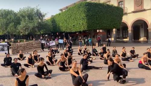 Alumnos realizaron ayer un performance frente al palacio de gobierno estatal en protesta por la falta de pago a 40 trabajadores del Centro.