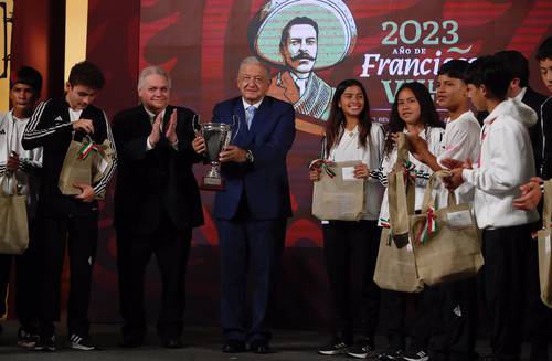 El Presidente estuvo acompañado del empresario Carlos Bremer, así como de gobernador de Nuevo León, Samuel García, en Palacio Nacional, donde recibió a los monarcas del certamen de futbol organizado por la Fundación Real Madrid.