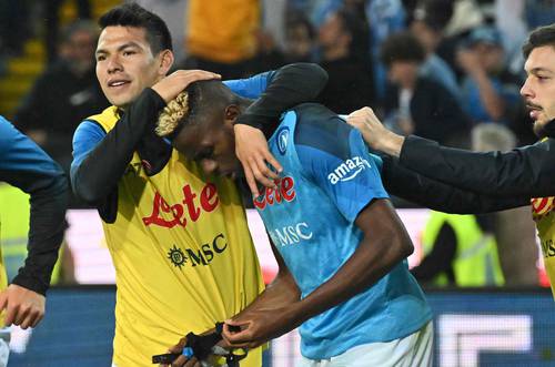  Hirving Lozano, quien felicita al goleador Victor Osimhen, se convirtió en el primer mexicano en ser campeón en el calcio. Foto Afp