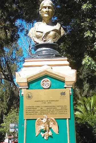  Foto 2. Busto de Josefa Ortiz de Domínguez, en el parque Hidalgo de Pachuca, que en 2010 estuvo a punto de ser robado. Conserva su placa conmemorativa y su águila juarista. Foto Juan Ricardo Montoya