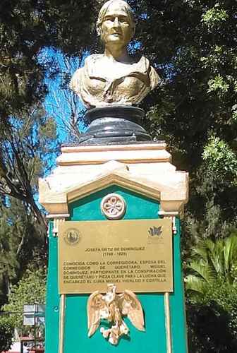  Foto 2. Busto de Josefa Ortiz de Domínguez, en el parque Hidalgo de Pachuca, que en 2010 estuvo a punto de ser robado. Conserva su placa conmemorativa y su águila juarista. Foto Juan Ricardo Montoya