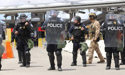 Agencias de seguridad estadunidenses ensayaron medidas de contención en el puerto internacional de San Ysidro, distrito de San Diego, California, ante la oleada de migrantes que esperan cuando termine la vigencia del Título 42, el próximo jueves.