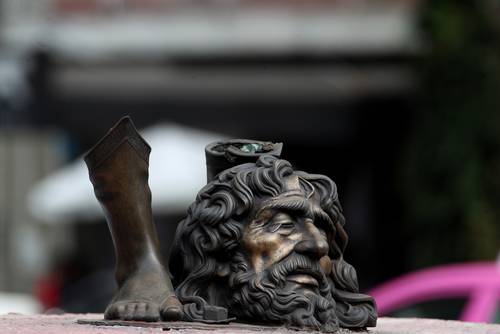  Del David, de Andrea del Verrocchio, sólo quedaron los pies y la cabeza de Goliat, en la avenida Álvaro Obregón, en la Ciudad de México. Foto Alfredo Domínguez