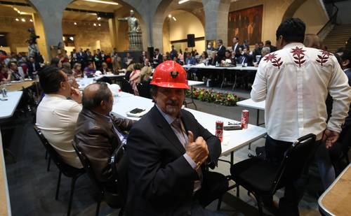 El partido mayoritario y sus aliados sesionaron en la vieja sede de Xicoténcatl con 66 legisladores, apenas un voto arriba de los necesarios para la legalidad de las reformas. En primer plano, el senador Napoleón Gómez Urrutia.