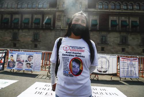 Varios colectivos que se dedican a la búsqueda de familiares protestaron ayer frente a Palacio Nacional y demandaron justicia para Teresa Magueyal, asesinada en Celaya, Guanajuato, el 2 de mayo pasado.