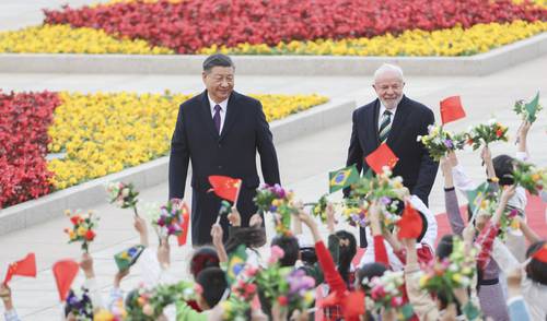 El mandatario brasileño Luiz Inácio Lula da Silva (derecha) hizo una visita oficial a China el mes pasado. En la imagen, el presidente Xi Jinping le da la bienvenida.