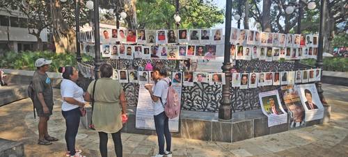 Integrantes del colectivo Memoria, Verdad y Justicia instalaron ayer la decimotercera Exposición itinerante de fotografías de personas desaparecidas, en el quiosco del zócalo de Acapulco, Guerrero. En total se exhiben 500 imágenes de rostros de los ausentes.