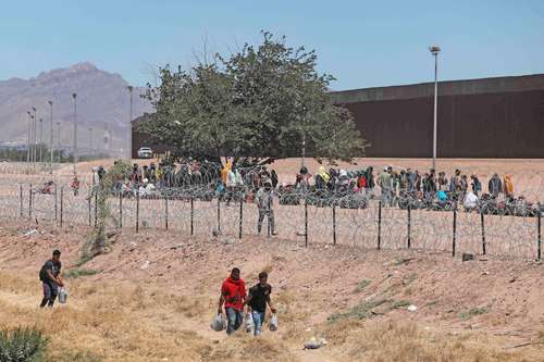 A LA ESPERA DE SER PROCESADOS POR EU. Indocumentados que cruzaron hacia El Paso desde Ciudad Juárez aguardan a que los integrantes de la Patrulla Fronteriza concluyan el trámite de registro.
