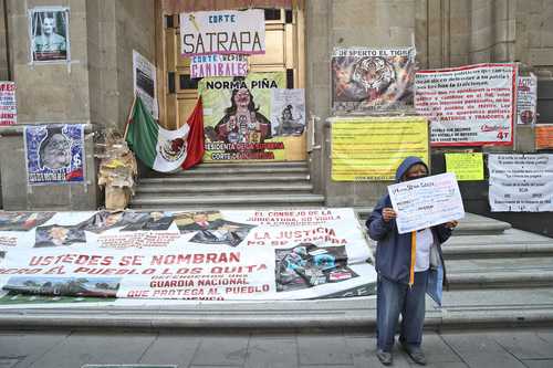 Protesta en la Ciudad de México contra los ministros de la Suprema Corte de Justicia de la Nación, durante la sesión de ayer.