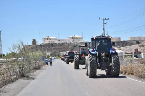 Productores de maíz y trigo del estado de Sinaloa arribaron ayer con sus tractores a las instalaciones de Petróleos Mexicanos ubicadas en Topolobampo, municipio de Ahome, donde no permitieron la salida ni entrada de pipas, para exigir al gobierno federal que defina el precio de los granos y sea intermediario con los grandes compradores.