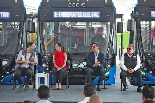 La jefa de Gobierno, Claudia Sheinbaum, encabezó la presentación de 17 trolebuses en las instalaciones del Servicio de Transportes Eléctricos. La acompañaron Andrés Lajous, secretario de Movilidad; Carlos Alberto Ulloa, titular de Desarrollo Urbano y Vivienda, y Martín López Delgado, director del STE.