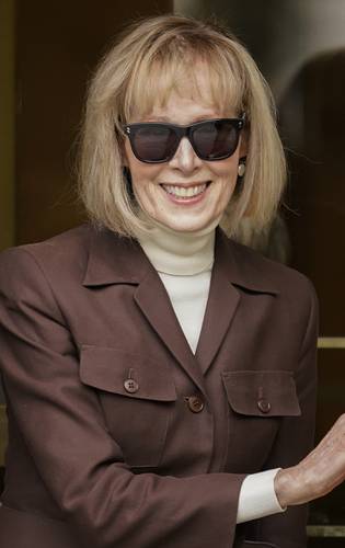  La ex periodista E. Jean Carroll, quien fue captada ayer al salir de la corte federal de Manhattan. Foto Ap