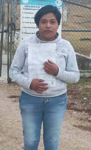 Juanita, tseltal de 18 años, al salir del penal número 5 del municipio de San Cristóbal de la Casas, Chiapas, luego de quedar absuelta por insuficiencia de pruebas del homicidio calificado que se le imputó en marzo de 2022.