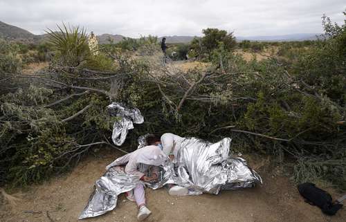Una colombiana duerme con su hija en un campamento improvisado, cerca de Jacumba, California. Unas 40 personas han esperado cuatro días allí para solicitar asilo.