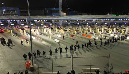 Oficiales del Servicio de Aduanas y Protección Fronteriza y la Guardia Nacional realizaron un simulacro simultáneo de cierre de la frontera Tijuana-San Diego en la garita de San Ysidro, que duró unos siete minutos.